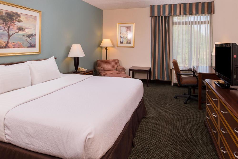 Ramada Plaza Rochester Airport Bagian luar foto