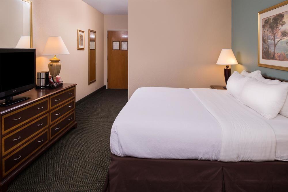 Ramada Plaza Rochester Airport Bagian luar foto