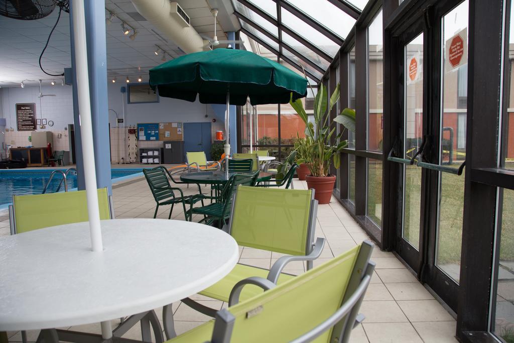 Ramada Plaza Rochester Airport Bagian luar foto