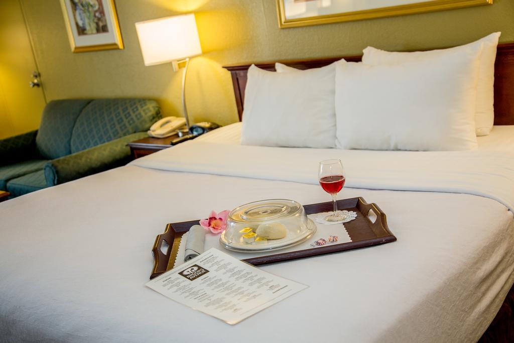 Ramada Plaza Rochester Airport Bagian luar foto