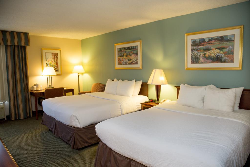Ramada Plaza Rochester Airport Bagian luar foto