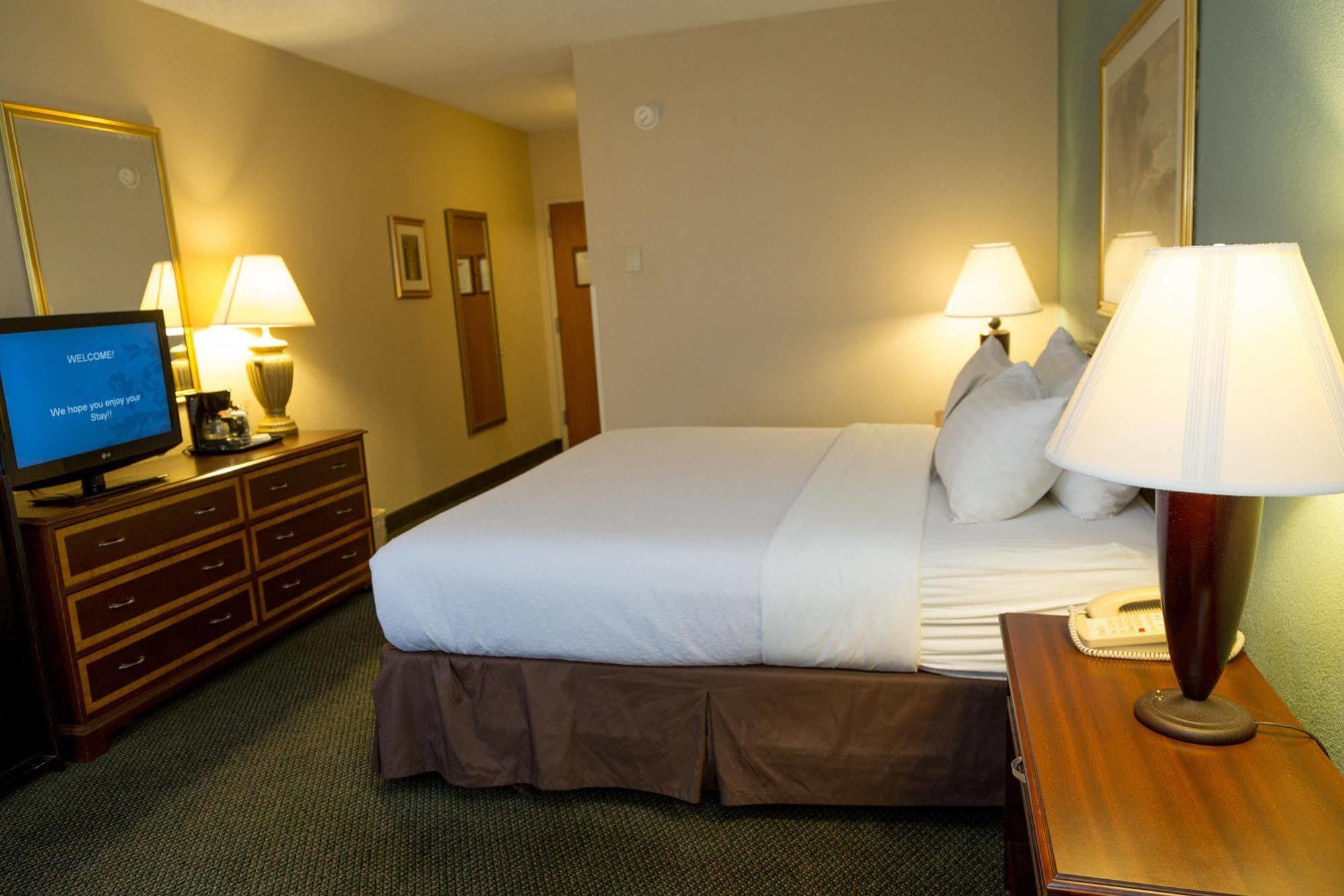 Ramada Plaza Rochester Airport Bagian luar foto